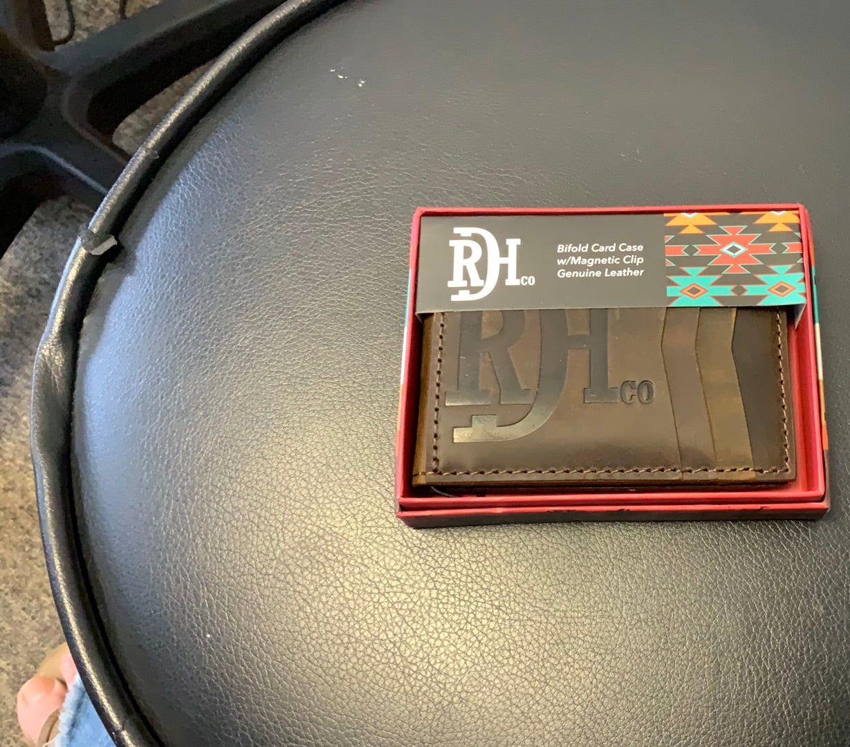 RED DIRT HAT CO MENS BIFOLD CARD CASE W/ MAGNETIC CLIP DISTRESSED FINISH