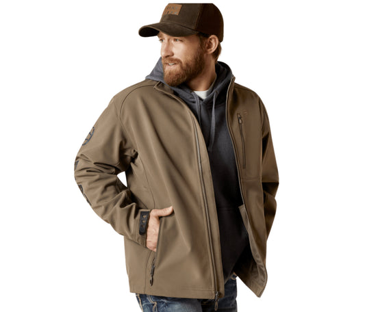 ARIAT MENS LOGO 2.0 SOFTSHELL JACKET IN BANYAN BARK