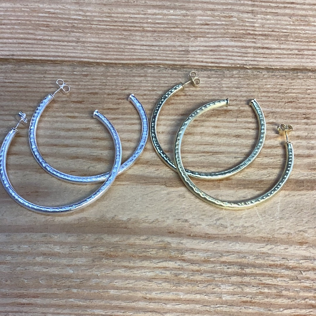 SHEILA FAJL HAMMERED EVERBODYS FAVORITE HOOP 2 1/2”