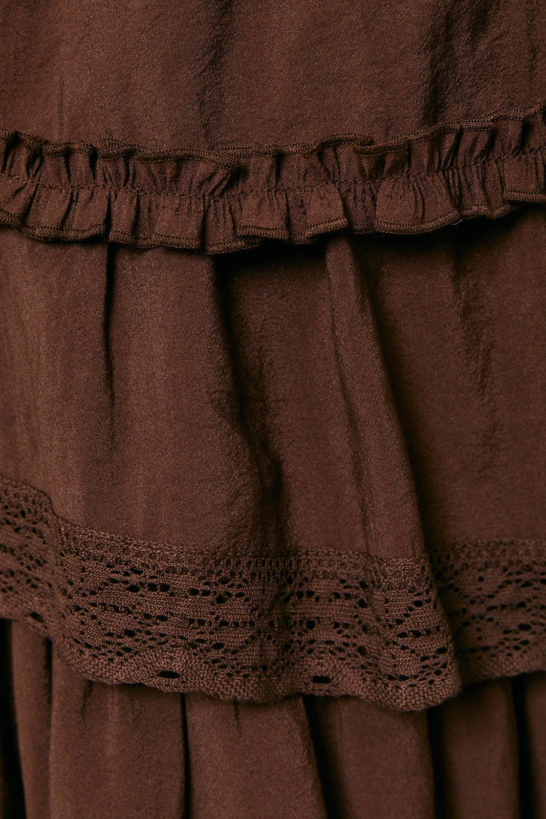 LE LIS - V-NECK LACE&RUFFLE DETAIL SLEEVELESS TIERED MINI DRESS: DK BROWN / S
