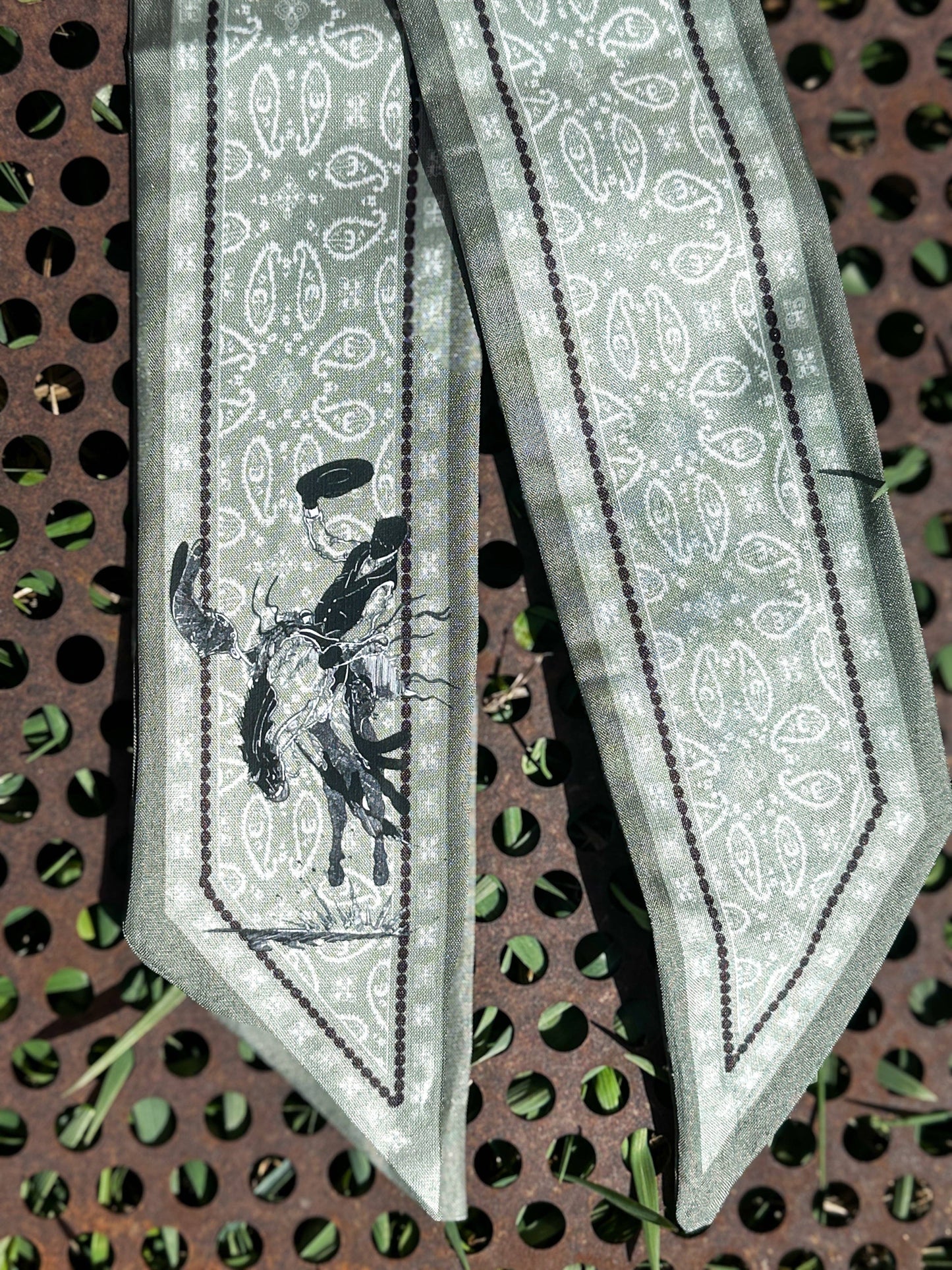 The Rodeo Rose - Paisley Twillys: Black