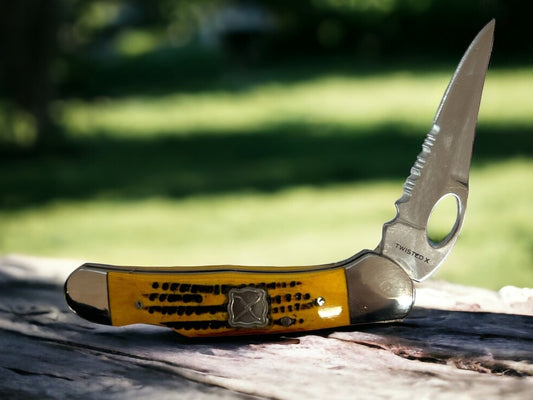 TWISTED X SERRATED BLADE KNIFE WITH WOODGRAIN AND METAL X