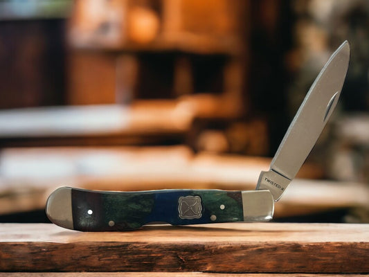 TWISTED X FOLDNG KNIFE WITH ROSEWOOD AND ACRYLIC HANDLE