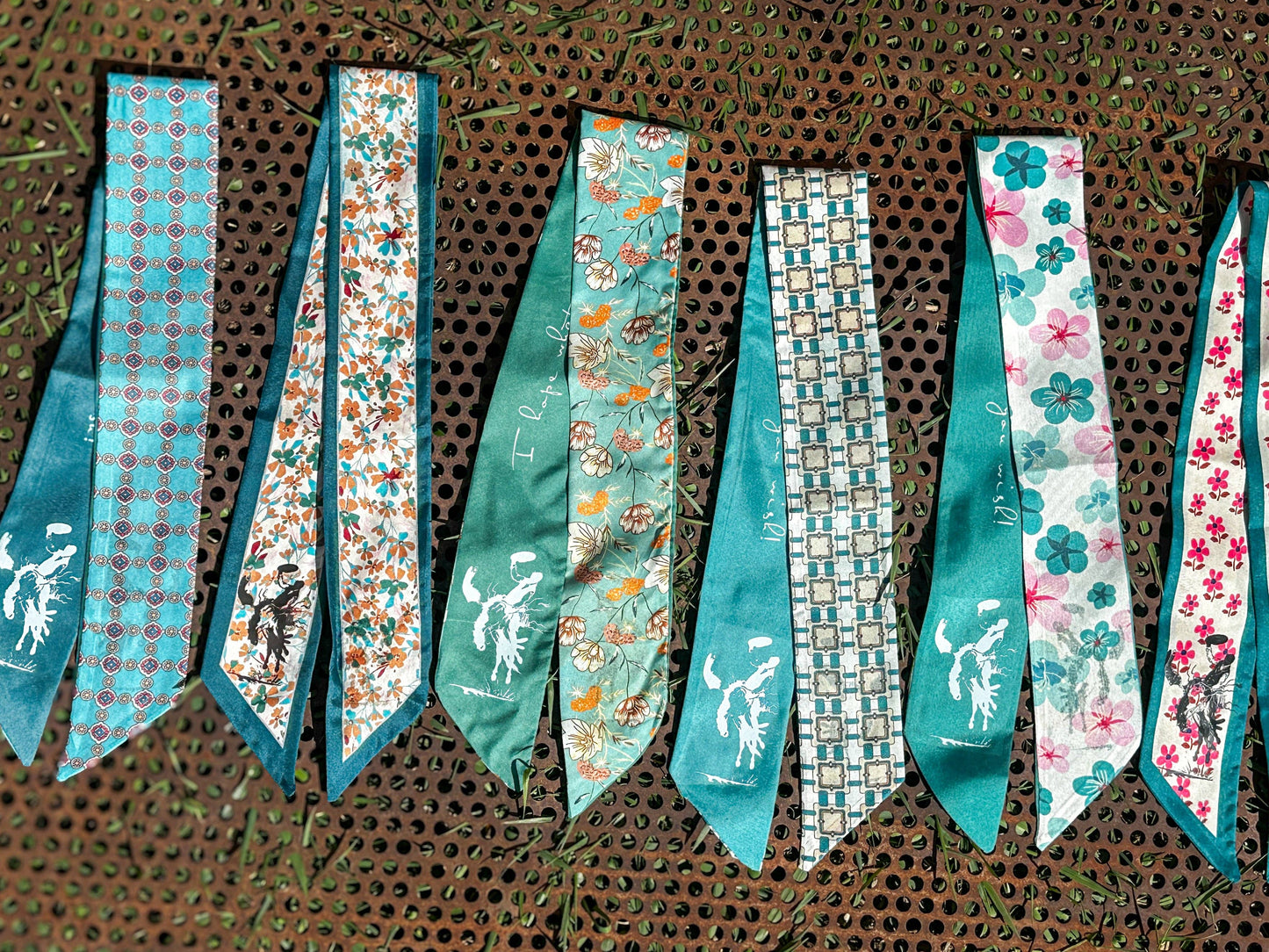 The Rodeo Rose - Teal Twillys: Round Geometric