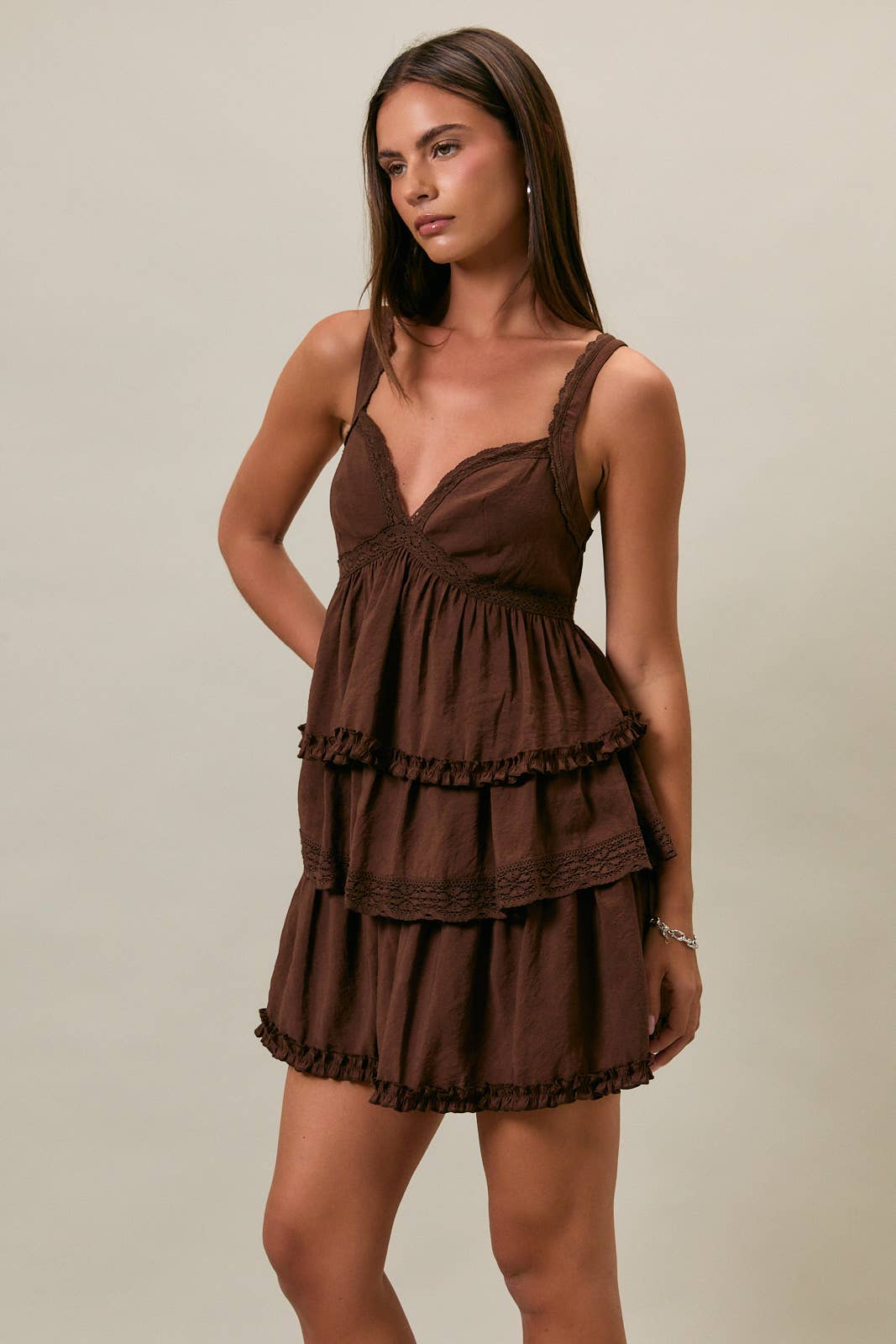 LE LIS - V-NECK LACE&RUFFLE DETAIL SLEEVELESS TIERED MINI DRESS: DK BROWN / L