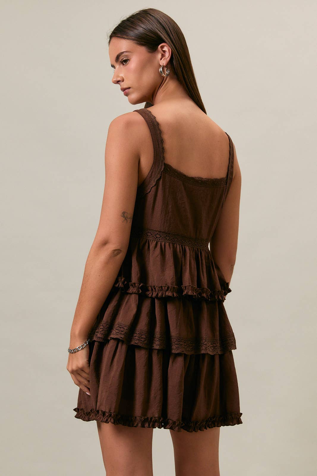 LE LIS - V-NECK LACE&RUFFLE DETAIL SLEEVELESS TIERED MINI DRESS: DK BROWN / XS